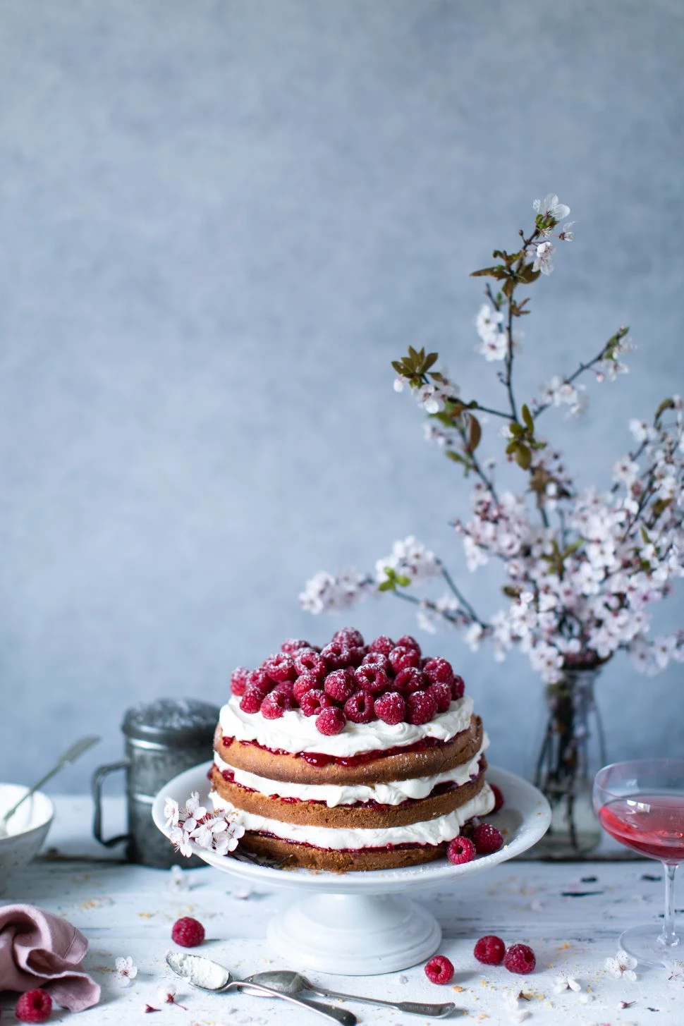 Masih bingung untuk mulai membidik food photography? Deretan tips ini dapat membantumu untuk menciptakan foto food photography yang menggugah selera.